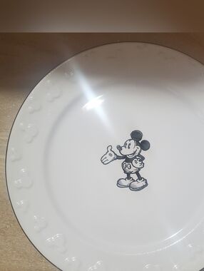 MICKEY MOUSE COLLECTIBLE DINNER PLATES. SET OF 2. CLASSIC BLK/ WHT. 11 IN. NWT